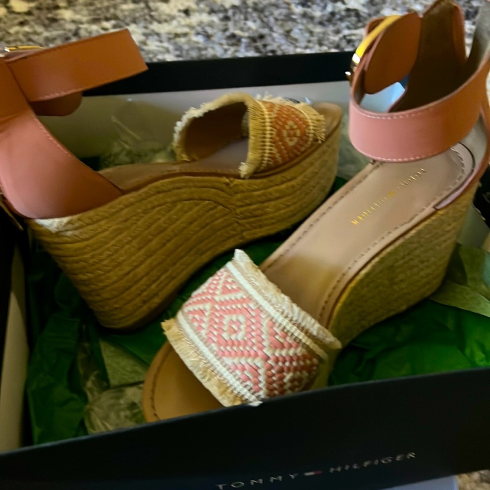Tommy Hilfiger - Blush colored wedges !